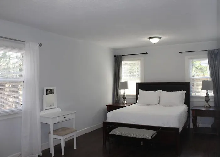 ☆The Oasis In Murray Hill☆ -Sleeps 8- Wifi- Cozy
